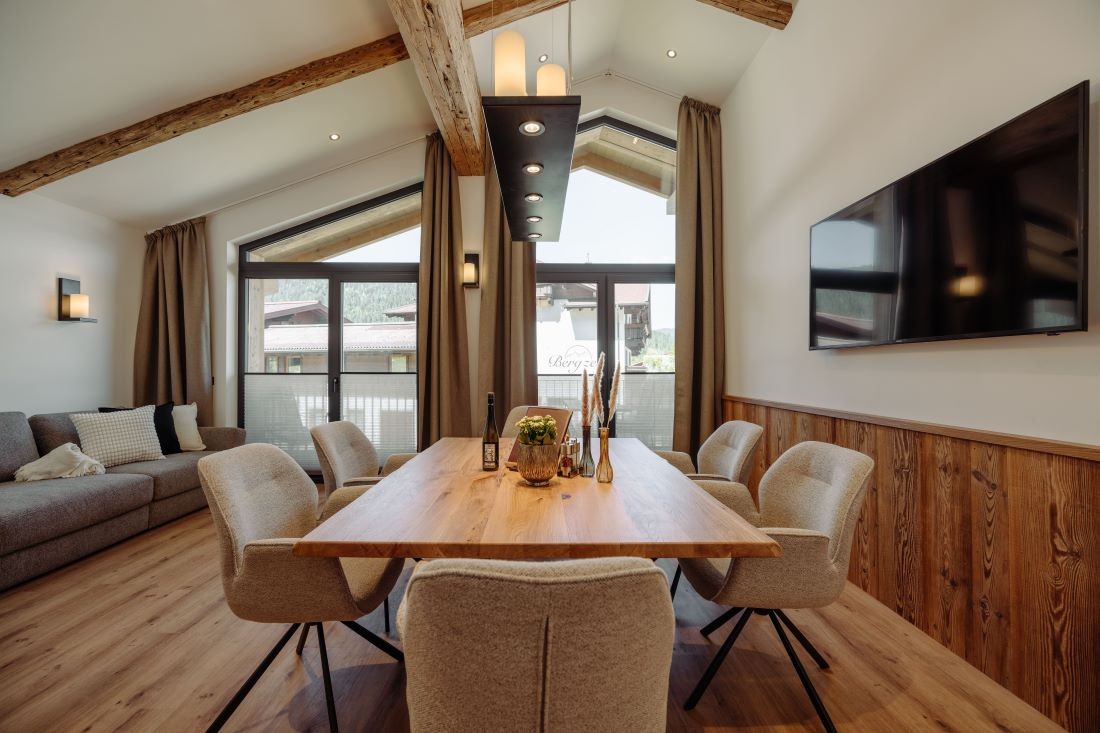 Große Wohnküche mit Esstisch und Flat-TV