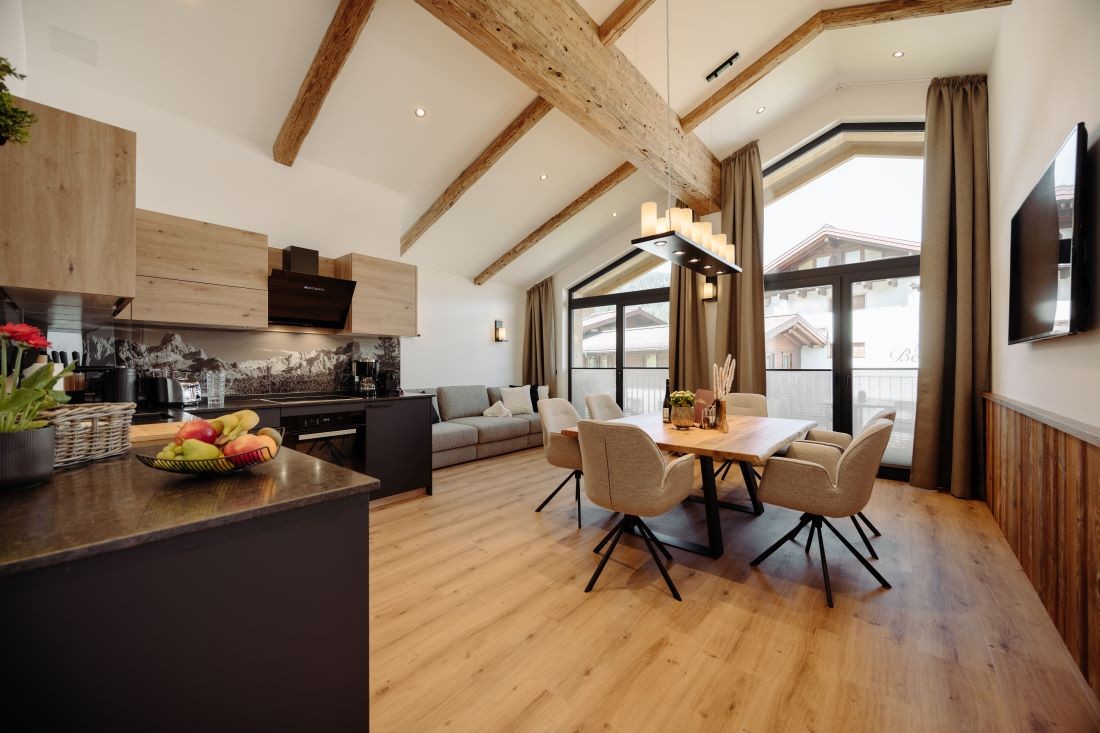 Geräumige Wohnküche mit Balkon